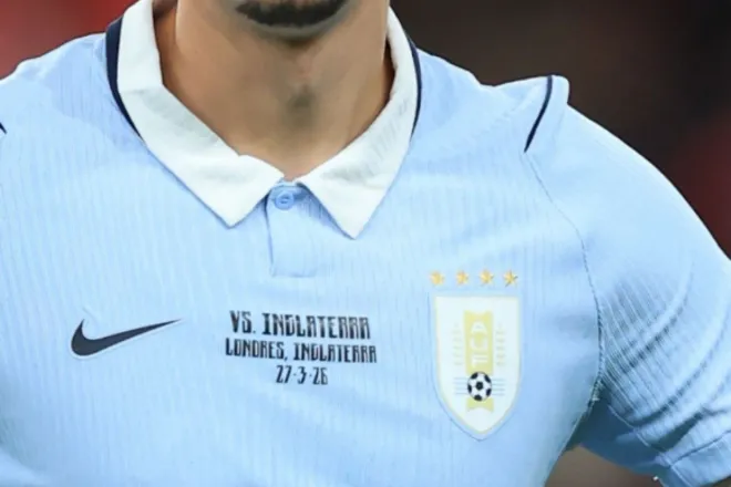 Detalhe em close do ombro volumoso em camisa de futebol estilo Copa 2026