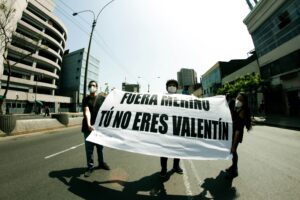 Venezuelanos desafiam imperialismo durante manobras militares na embaixada dos EUA