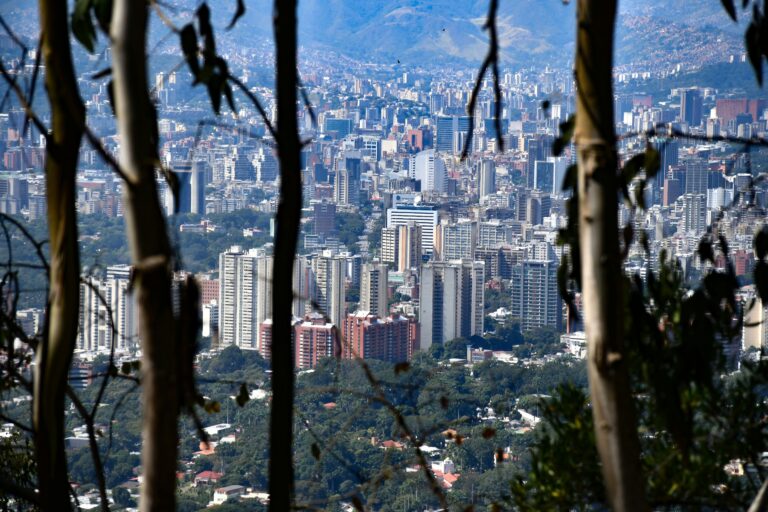 Ministro da Venezuela encerra diálogo com oposição e intensifica crise política