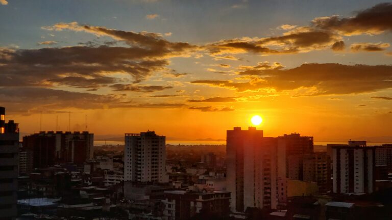 Decadência da Venezuela: cidade expõe 27 anos de ruínas sob o chavismo
