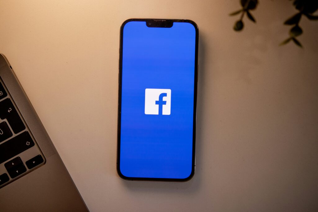 Facebook lança AI Mode e expande recursos de inteligência artificial para usuários.
