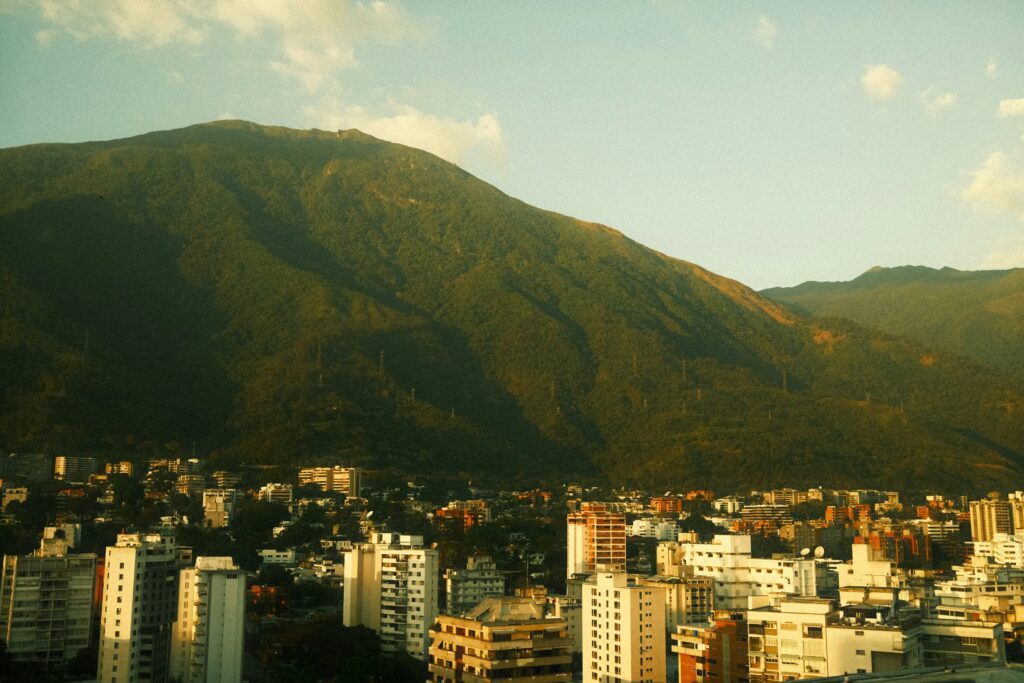 Bloqueio dos EUA à Venezuela dificulta recuperação da crise humanitária no país