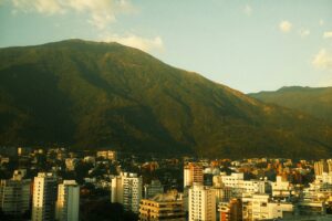 Bloqueio dos EUA à Venezuela dificulta recuperação da crise humanitária no país