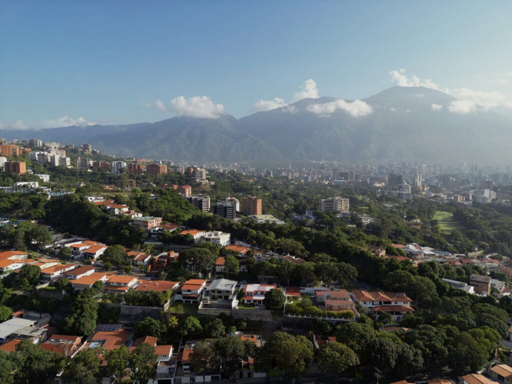 Venezuela enfrenta crise profunda após 6 meses sem Nicolás Maduro e terremotos devastadores.