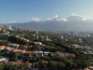 Venezuela enfrenta crise profunda após 6 meses sem Nicolás Maduro e terremotos devastadores.