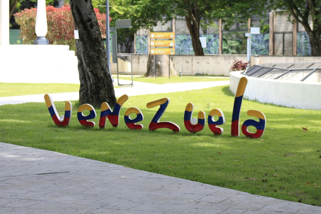 Tragédia na Venezuela: equipes internacionais buscam sobreviventes de terremoto histórico
