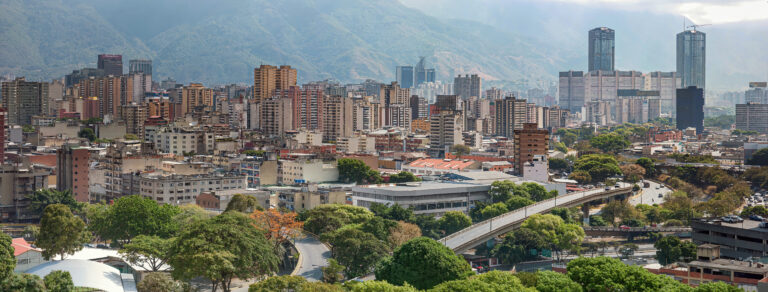 Vista panorâmica de Caracas, na Venezuela, cenário da disputa política e energética ligada à estratégia de Donald Trump
