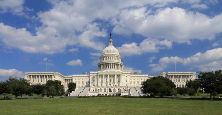 Vista do Capitólio dos Estados Unidos em Washington, cenário institucional das eleições legislativas de meio de mandato.